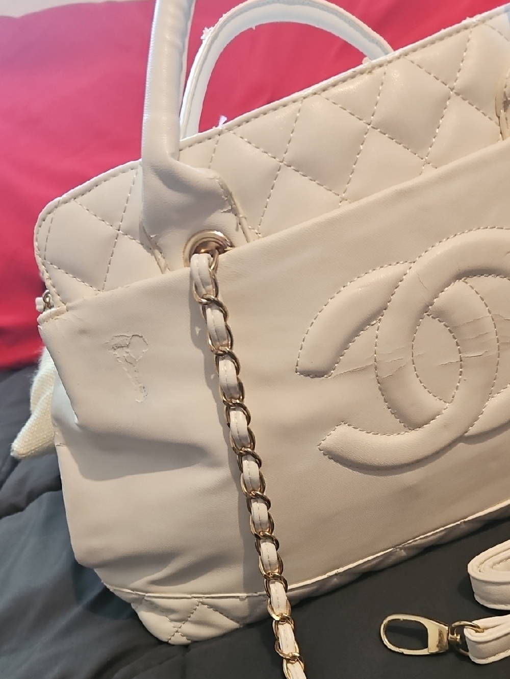 CHANEL White Quilted Leather Shoulder Bag with Gold Chain - READ - Picture 2 of 9